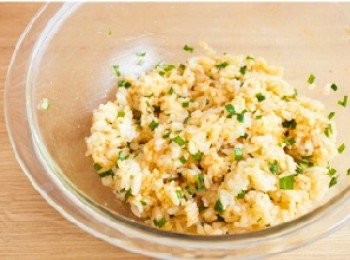 step1: 將白飯與A放入碗內，攪拌均勻後再分成三等分並捏成圓形。