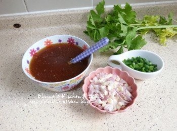 step2: 所有<span class="group_3">調味料</span>放入碗內拌勻 , 乾蔥頭 , 蒜頭分別切粒