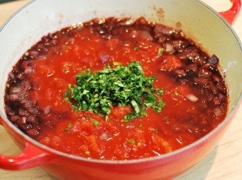 step3: 加入整罐蕃茄與羅勒葉，轉小火加蓋悶煮約15~20分鐘，以鹽、胡椒及辣椒碎調味即可