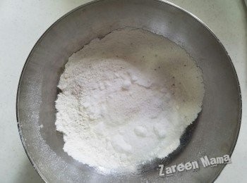 step1: 先將粉狀材料過篩，再加入糖及鹽。