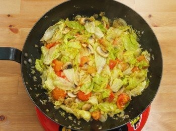 step2: 步驟2：
取炒鍋放入橄欖油1匙開小火熱鍋，先將將蒜片爆香呈焦黃色，再放入胡蘿蔔丁炒軟，接著放入洋蔥丁與洋菇片炒至洋蔥軟化，放入牛番茄塊、白酒1匙轉中火拌炒約2分鐘，最後加入高湯轉中大火煮至沸騰轉小火燜約15分鐘，調入羅勒葉、紅椒粉、鹽、黑胡椒粉，撒上巴西里即完成。