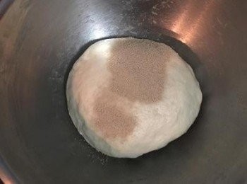 step3: 水合麵糰經過鬆弛後，從盆中取出，先倒入酵母揉勻,