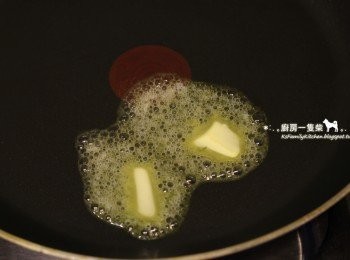 step9: 不沾鍋中放入奶油塊加熱融化。