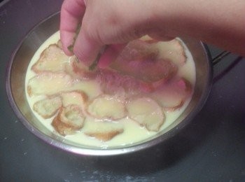 step6: 蒸3分鐘後開蓋加入蔥粒,蓋上蓋蒸多半分鍾(不用插筷子)