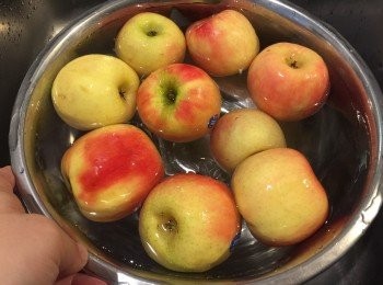 step1: 蘋果用暖水浸洗，將蘋果外層既蠟洗去，一開四切開，去除蘋果芯和核