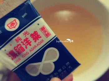 step3: 高湯加熱至80度(不用沸騰)加入洋菜粉.