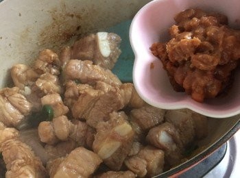 step5: 加入麵醬及水快炒至香味濃濃，中細火關蓋炆煮約10-15分鐘至淋身