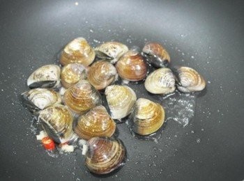 step2: 接著倒入蛤蠣與米酒蓋上鍋蓋悶煮!!!