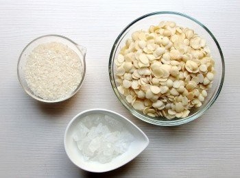 step1: 準備材料。南杏又稱甜杏仁,味道不苦無毒可生吃。白米亦可改用圓糯米。