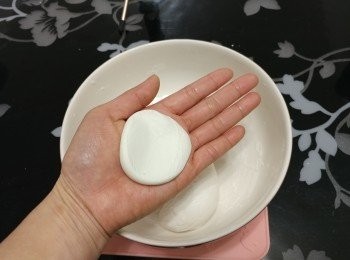 step3: 將麵團分成8等份（大小隨意）， 搓圓再壓扁