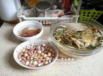 step1: 眉豆 , 花生 , 生薏米 , 茨實 , 蓮子拌勻加水浸10分鐘 , 霸王花洗淨浸水10分鐘 , 鱆魚浸至軟身