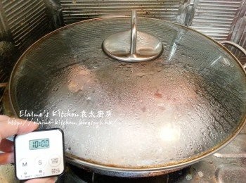 step2: 牛展放入鑊中蓋上蓋用中火出水10分鐘
