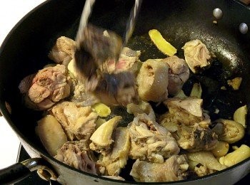 step3: 放入雞肉拌炒至表面為焦香金黃。