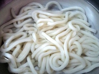 step5: 取另一小鍋子把烏龍麵煮熟