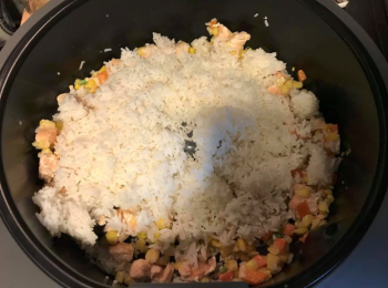 step4: 三文魚炒至半熟，加入白飯炒。