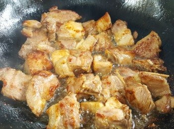 step2: 燒熱一鍋油，將排骨炸至七成熟。