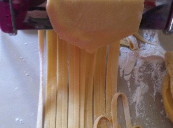 step4: 最後就是麵條的粗和幼度，隨個人喜好。攪好了灑些高筋麵粉這樣麵條就不會粘在一起。