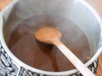 step3: 然後下水及所有調味料，用中火煮沸