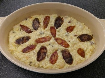 step2: 豆腐<span class="group_2">餡料</span>混合再鋪上臘腸膶腸片。