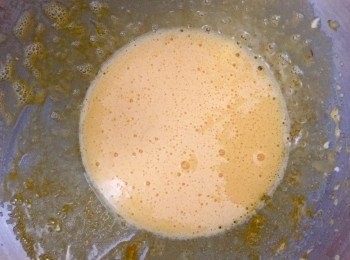 step3: 將另一個器皿加入蛋黃，用打蛋器輕輕打勻後，再加入砂糖打至幼滑。