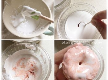 step4: 調製糖霜。將糖霜、蛋白粉和清水倒進盆中，用handmixer打發大約5分鐘至幼滑。如果太杰身，再逐少加入水份，再打發，直至心目中理想的濃度。

再加入一點色素，混合，將搽上甜甜圈上，待乾。