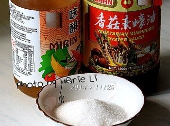 step2: 僅使用了簡單的調味料
就能讓食物色、香、味俱足

香菇素蠔油鹹中帶點甜，有了它不需再額外添加鹽
再加點糖來中和鳳梨本身的酸味
味醂可以取代醋和酒
除了提味之外更能讓色澤愈顯亮麗