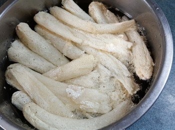 step2: 竹笙浸軟洗淨,切去頭及尾鬚的部份不要