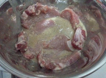 step3: 放入豬扒，醃45分鐘（有時間可以醃一個晚上）