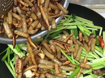step6: 將原先炒好的魷魚等材料加入芹菜中拌炒均勻既可。