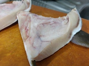 step2: 用幼鹽塗抹魚肉部份醃15分鐘, (鹽的份量請按魚大少及個人口味自行調較)