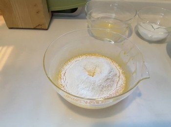 step3: 採用手動打蛋器：糖加入蛋黃中拌勻、加入油拌勻、加入檸檬汁拌勻、加入一半低筋粉快手拌勻、加餘下一半拌勻至沒有粉粒待用。加粉後不要拌太久，免起筋影響鬆軟程度。