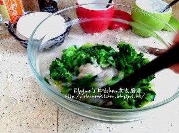 step6: 將蝦泥放入大碗內 , 加入<span class="group_2">醃料</span>拌勻後再加入小棠菜粒拌勻 , 用手撻十餘下