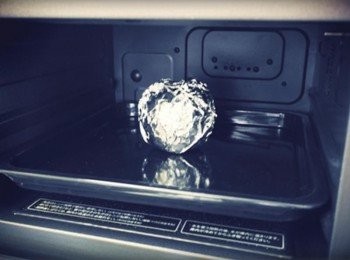 step6: 接著用鋁箔紙將蘋果完全的包起來!!! 送入水波爐..我是用25號水烤箱無預熱.. 手動加熱200度烤約35-40分鐘!!! 此步驟可以用烤箱喔!!