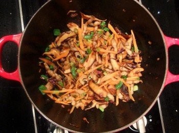 step5: 在鍋邊淋入一點醬油嗆出香氣,再加入胡蘿蔔絲及蔥花芹菜末翻炒一下。炒好的配料先起鍋裝盤備用。