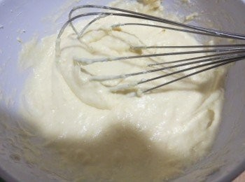 step2: 准备好所有材料，室温软化牛油，牛油加入砂糖和盐打發至松發。