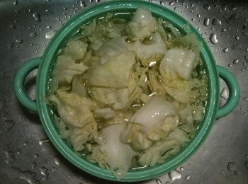 step2: 將水龍頭打開，邊洗大白菜邊剝菜葉（隨意地剝就可以了）備用。