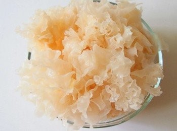 step3: 銀耳（白木耳）清洗後浸泡20分鐘,將白木耳的根修剪去除,剝成適當大小塊狀