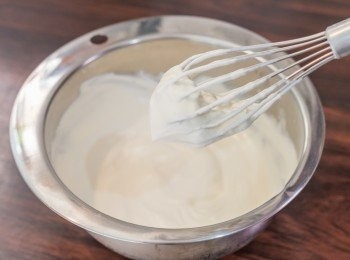 step4: 蛋糕體做法 – nutella層：於另一個碗中，加入淡忌廉以乾淨的打蛋器打至約 6 成企身。