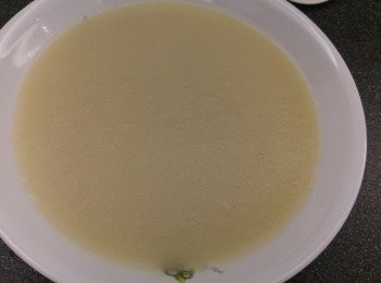 step1: 除油備用，所有材料倒入一個大器皿內，用電動打蛋器攪勻，直至粉團無粉粒後，加入油份再攪拌，用一隻已塗上薄油的碟，再把粉漿倒入，隔水蒸22分鐘，襯熱攪拌粉團，粉團蓋上包鮮紙攤凍。