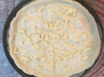 step10: 先放入卡芒貝爾起司,再撒上一半的帕馬森起司，