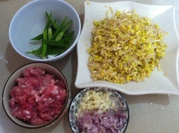 step1: 將大豆芽去根部洗淨，然後剁碎，蔥切條待用。