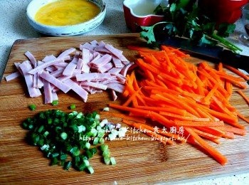 step3: 甘旬去皮切絲 , 火腿切細片 , 蔥切粒 , 雞蛋打成蛋液