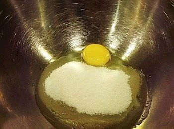 step2: 將全蛋及混合均勻的糖與鹽放入料理鋼盆