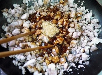 step2: 起鍋下少許香油放入[調味]炒至肉末上色。