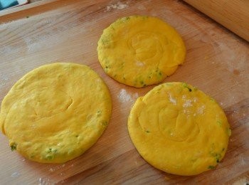 step13: 將發酵好的圓圈麵團壓扁，再桿開成圓餅形，約1cm 厚。