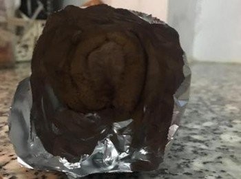step21: 抬起靠近自己這邊的鋁薄紙，讓蛋糕邊對邊的捲起，並將兩邊轉緊即可入冰箱冷藏30分鐘。 （轉緊兩邊前，要確認蛋糕的接縫是朝下喔。）