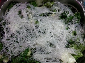 step8: 今次用了半斤白菜仔,將白菜仔洗淨,放於底部,排上粉絲