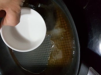 step12: 如水太少就加少少食用開水,加約2湯匙蠔油煮滾,用1茶匙生粉開水打個薄芡