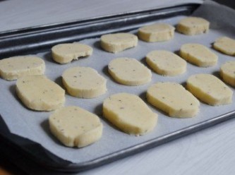 step7: 餅乾團拿出，用刀切約0.3cm的薄片，整齊排在鋪有烘焙紙的烤盤上