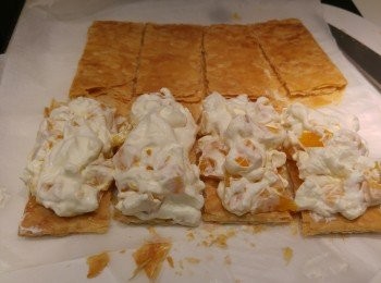 step4: 酥皮攤凍後用刀份成8件，面塗上芒果cteam,將另一塊蓋上面。